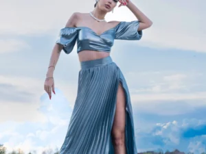 Compleu elegant format din doua piese cu fusta lunga plisata si corset pe umeri de culoare gri-bleu