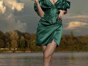 Compleu elegant din tafta verde cu fusta scurta si corset