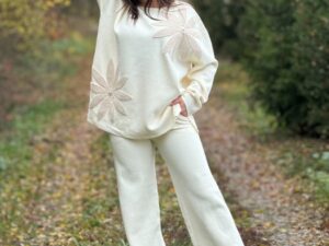 Reducere  Compleu dama crem tricotat cu aplicatii flori crosetate pe bluza