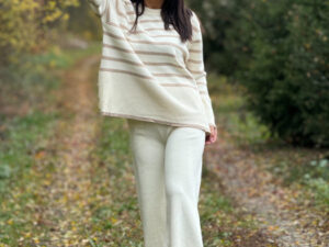 Reducere  Compleu dama crem tricotat cu gat rotund si dungi orizontale pe bluza