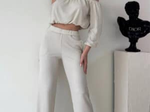 Compleu elegant Alegria, bluza crop cu decolteu elastic și pantaloni evazați, crem, perfect pentru e.