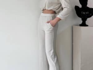 Compleu elegant Alegria, bluza crop cu decolteu elastic și pantaloni evazați, crem, perfect pentru e.