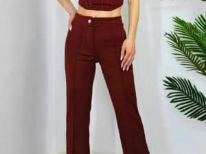 Compleu elegant maro cu top cu decolteu simetric și pantaloni evazați, perfect pentru ocazii special.