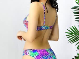 Costum de baie două piese Yolis cu imprimeu jungle, sutien ajustabil, culoare mov, perfect pentru va.