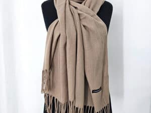 Esarfa tip sal Belladona Bej, 180x65 cm, din material subtire, cu franjuri și emblema, perfectă pent.