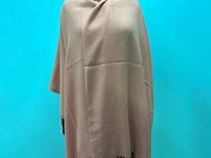 Esarfa elegantă tip sal Belladona, din material subțire, cu franjuri și emblema, în culoarea bej, pe.