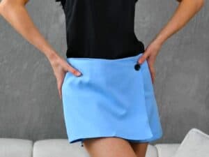 Fustă pantaloni DeFNE în culoare albastru baby blue, croială scurtă și fermoar lateral pentru un loo.