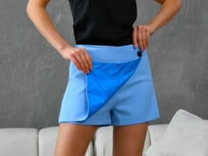 Fustă pantaloni DeFNE albastru baby blue, croială scurtă cu fermoar lateral.