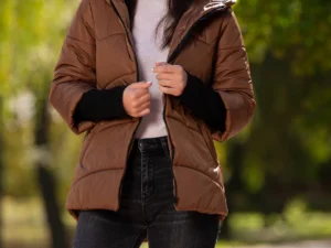 Geaca dama matlasata maro Denisa cu mansete din tricot si gluga