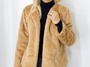 Haină din blană ecologică bej, stil larg, perfectă pentru sezonul rece, la reducere de 35%.