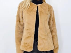 Haină din blană ecologică, stil elegant, croi larg, culoare bej, reducere 35%.