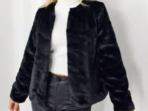 Haină neagră din blană ecologică, croi larg, stil modern, reducere 35%.