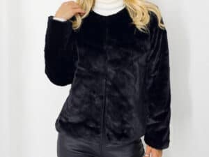 Haină neagră din blană ecologică, croi larg, perfectă pentru sezonul rece, la reducere de 35%.