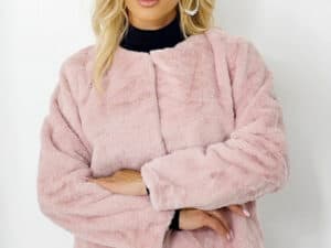 Haină din blană ecologică roz pal, croi larg, perfectă pentru sezonul rece, disponibilă în mărimea S.