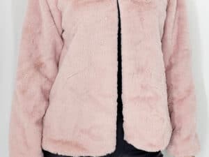 Haină din blană ecologică roz pal, croi larg, stil modern, perfectă pentru sezonul rece.