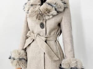 Palton Anastasia cu blană ecologică, brosa și mansete, perfect pentru iarnă.