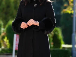 Palton elegant Lyana din lana negru captusit pe interior cu insertii de blana