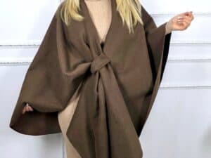 Pelerină oversize maro cu textură rib, prindere petrecută, perfectă pentru sezonul rece.