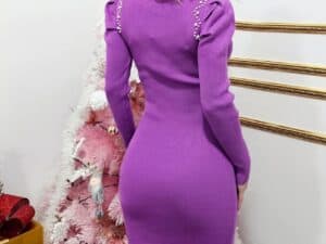 Rochie mov cu umeri bufanți și detalii din perle, perfectă pentru evenimente elegante.