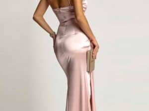 Rochie satinată lungă OLyna cu crapătură Roz pudrat Rochie satinată lungă OLyna, cu crapătură pe picior și fald, în culoare roz pudrat, perfectă pentru.