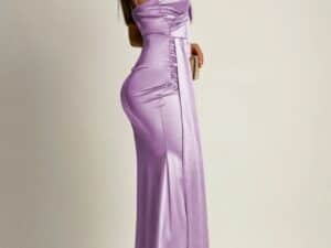 Rochie satinată OLyna LILA cu crăpătură largă și fald lateral Rochie satinată OLyna LILA, cu crăpătură amplă și fald lateral, perfectă pentru evenimente elegante,.