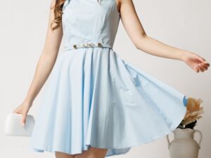 Rochie scurta bleu din bumbac clos cu pliuri pe bust si curea in talie