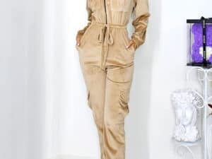 Salopetă din catifea crem cu snur în talie și buzunare oversize, perfectă pentru sezonul rece.