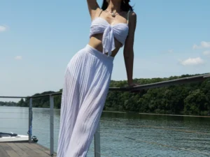 Compleu alb elegant format din top tip corset cu bretele din perle si pantalon clopot