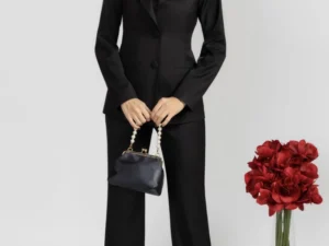 Compleu elegant negru format din pantaloni evazati si sacou cu un rand de nasturi