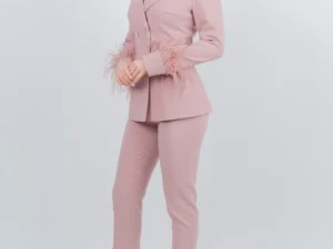 Compleu elegant roz prafuit compus din sacou accesorizat cu strasuri si pene si pantaloni lungi conici