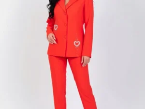 Compleu eleganta format din doua piese cu sacou cambrat accesorizat cu detalii pretioase