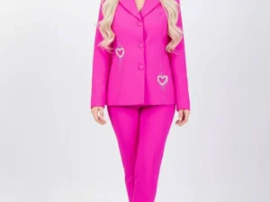 Compleu elegant format din doua piese cu pantaloni conici si sacou cambrat accesorizat cu detalii pretioase