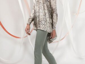 Bluza eleganta asimetrica confectionata din material vaporos cu imprimeu sarpe