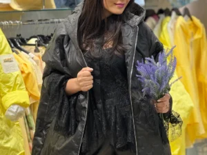 Reducere  Geaca dama neagra cu broderie florala si gluga