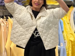 Reducere  Jacheta dama alba scurta cu detalii fine din perlute