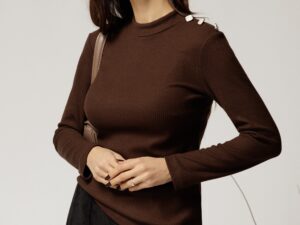 Maleta DY Fashion din tricot maro cu guler si nasturi decorativi