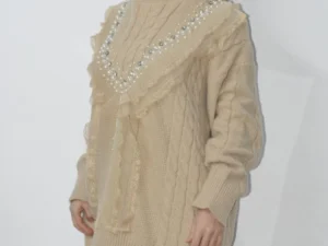 Pulover dama bej prevazut cu accesorii si volane din dantela