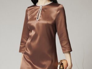 Rochie DY Fashion eleganta din satin maro cu perle la bust