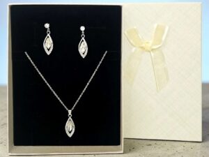 cu cristale si pandantiv elegant tip lacrima