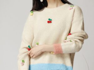 Bluza casual din tricot bej cu cirese crosetate