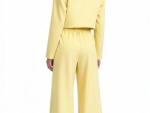 cu sacou structurat si pantaloni evazati