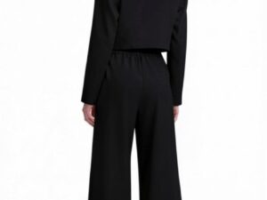 cu sacou structurat si pantaloni evazati