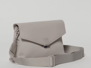 Geanta lila tip plic cu design elegant si inchidere cu clapeta