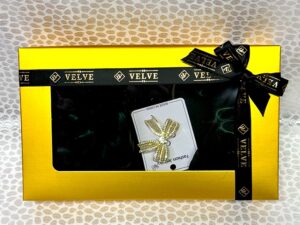 cu esarfa din matase si brosa