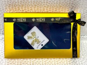 cu esarfa din matase si brosa