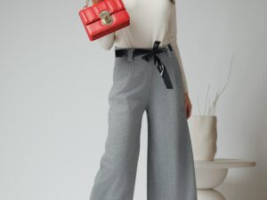 Pantaloni office din stofa gri deschis cu buzunare si cordon din piele ecologica