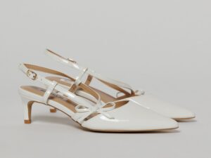 Pantofi albi eleganti cu finisaj lucios si fundita laterala