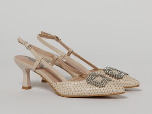 Pantofi bej cu finisaj impletit si accesoriu cu pietre stralucitoare