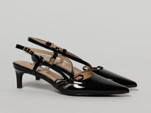 Pantofi negri eleganti cu finisaj lucios si fundita laterala