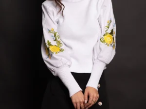 Pulover dama din bumbac alb cu maneci brodate cu trandafiri galbeni